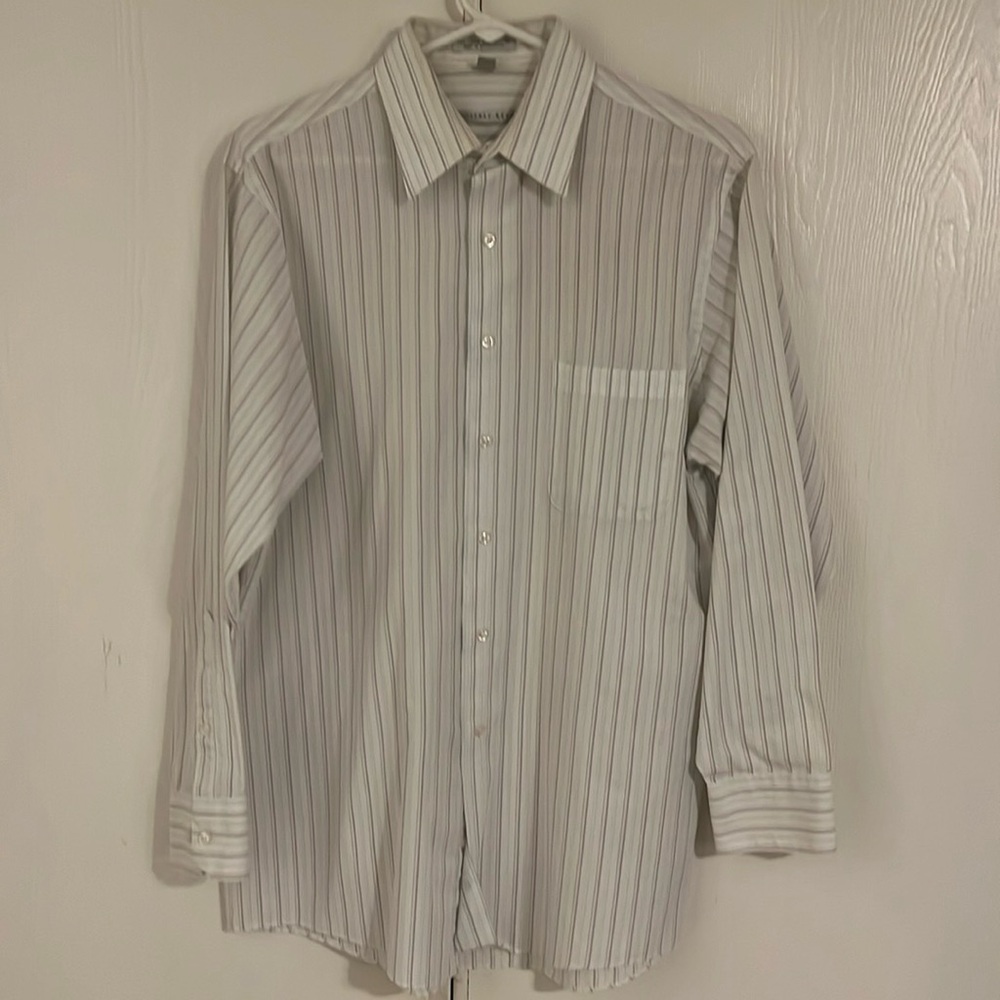Geoffrey Beene Men’s  wrinkle Free. Striped button down shirt. 15 1/2 32/33